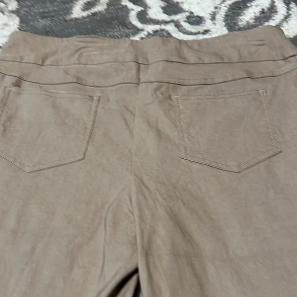 N touch khaki capris. Excellent condition. Stretchy. Elastic waist. - Picture 4 of 4